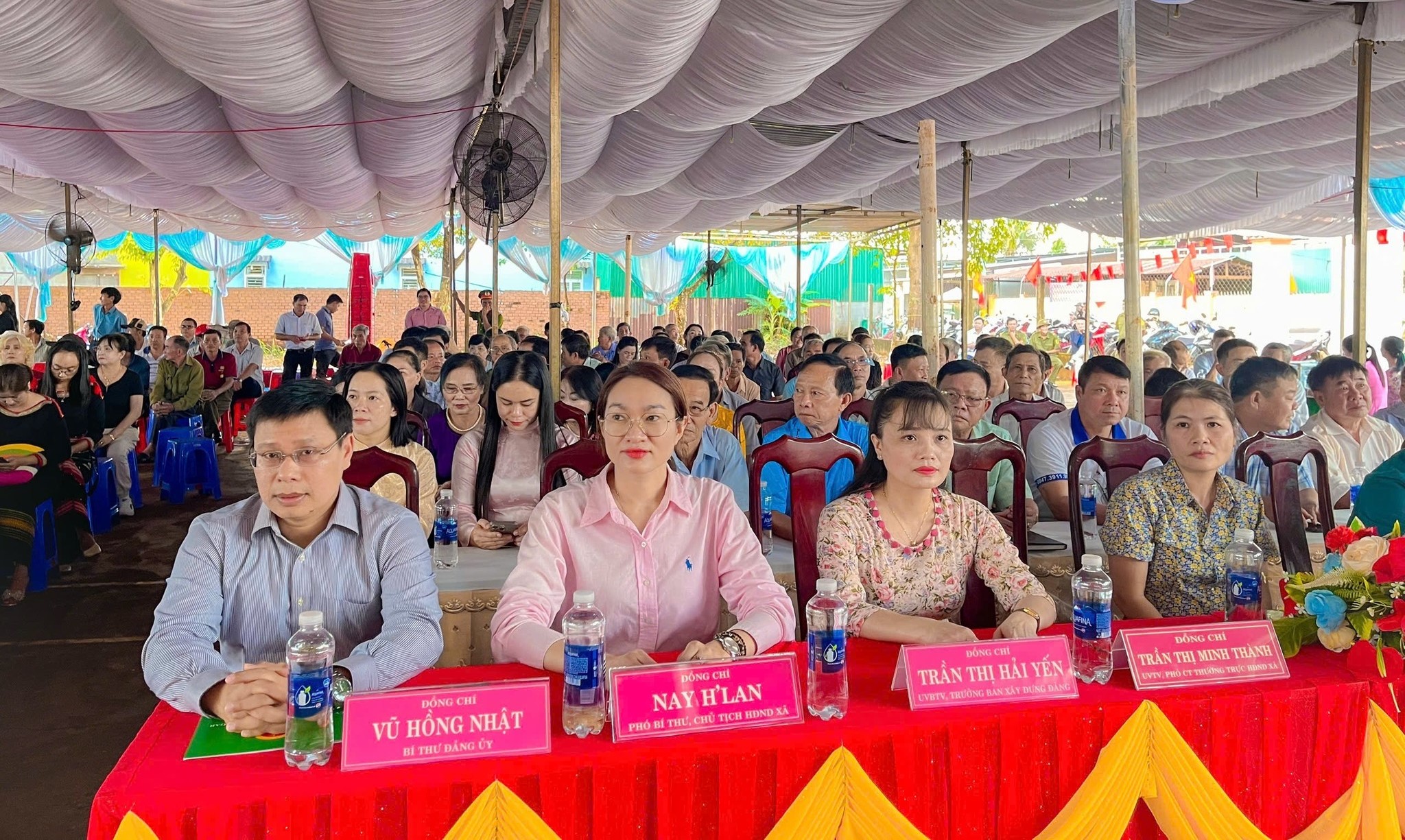 Các vị đại biểu và Nhân dân về tham dự ngày hội